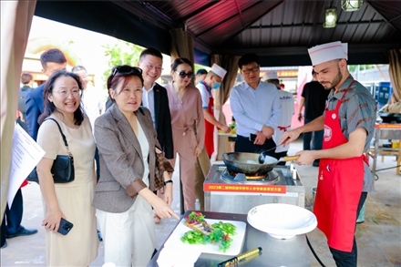 嘉賓現(xiàn)場觀摩。阿聯(lián)酋上?？偵虝咄l(xiāng)會供圖