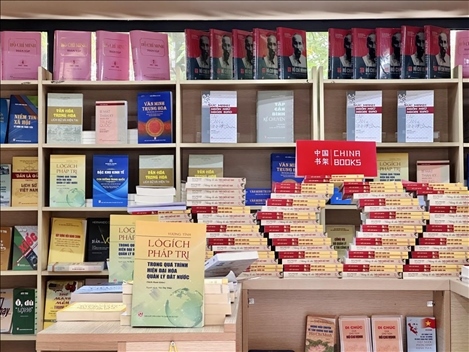 中國主題圖書亮相越南河內(nèi)書街。中國圖書進出口（集團）有限公司供圖