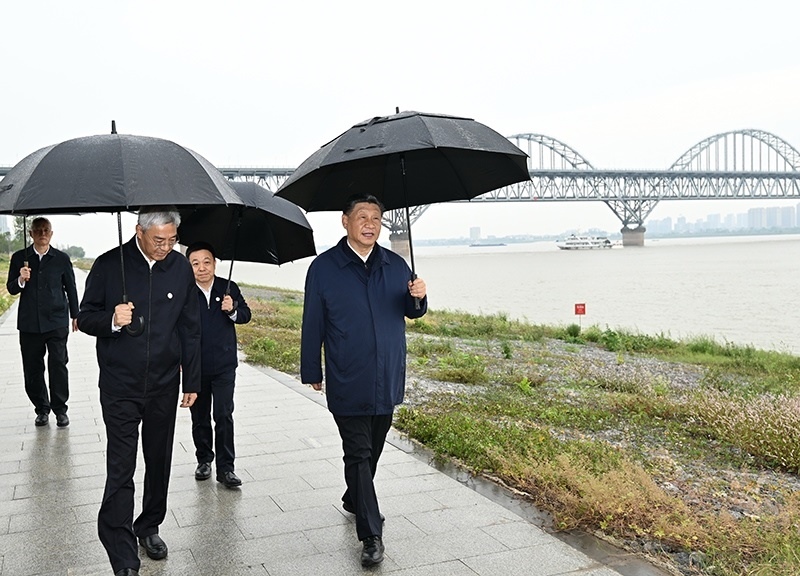 2023年10月10日，習近平總書記在江西長江國家文化公園九江城區(qū)段冒雨考察。