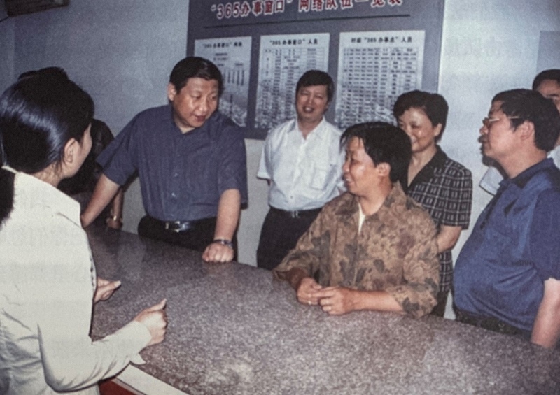 2003年6月，習近平在浙江金華市磐安縣新渥鎮(zhèn)“365辦事窗口”調(diào)研。