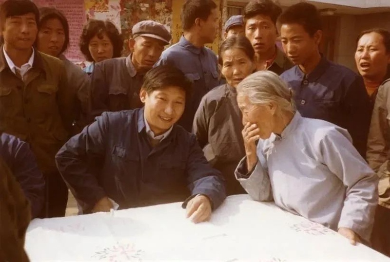 1983年，時任河北正定縣委書記的習近平，臨時在大街上擺桌子聽取老百姓意見。