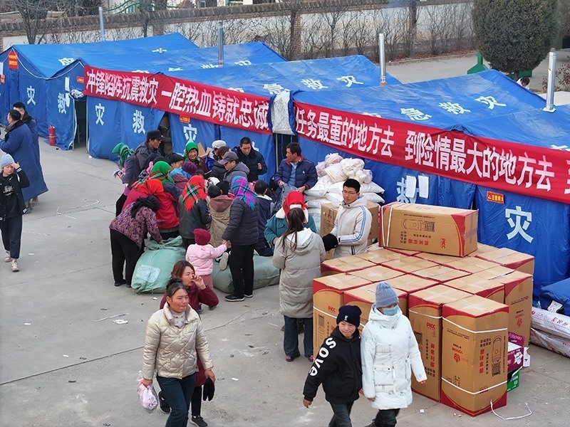 草灘村安置點外。賀勇攝。