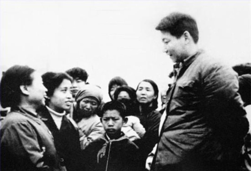 1983年，時(shí)任中共正定縣委書(shū)記的習(xí)近平同趙村群眾交談。