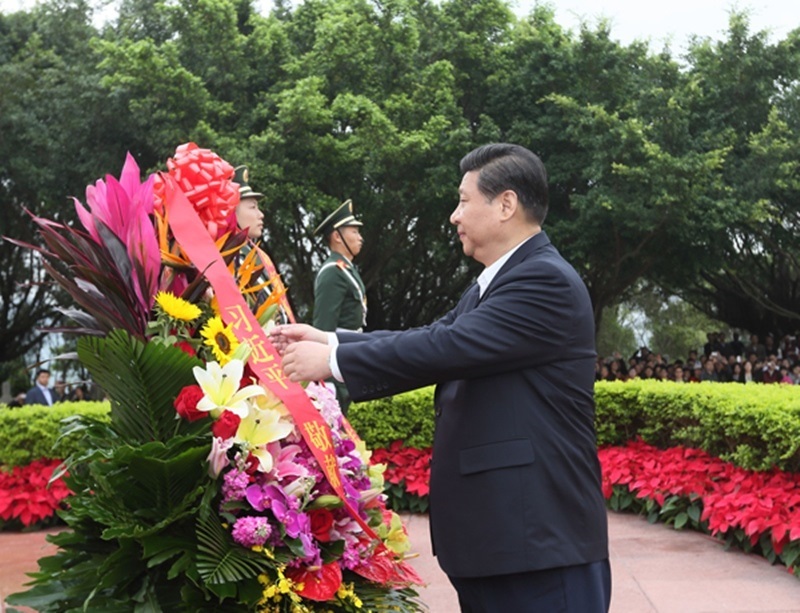 2012年12月8日，習(xí)近平在深圳蓮花山公園向鄧小平銅像敬獻(xiàn)花籃。
