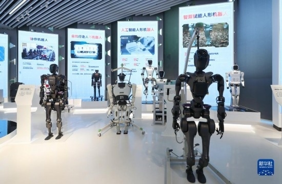 這是2023年11月29日在上?？萍紕?chuàng)新成果展上拍攝的機(jī)器人展品。 新華社記者 方喆 攝