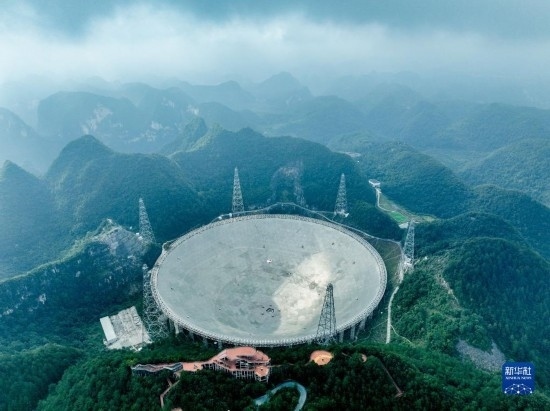 這是2023年7月26日拍攝的“中國(guó)天眼”全景（無(wú)人機(jī)照片，維護(hù)保養(yǎng)期間拍攝）。 新華社記者 歐東衢 攝
