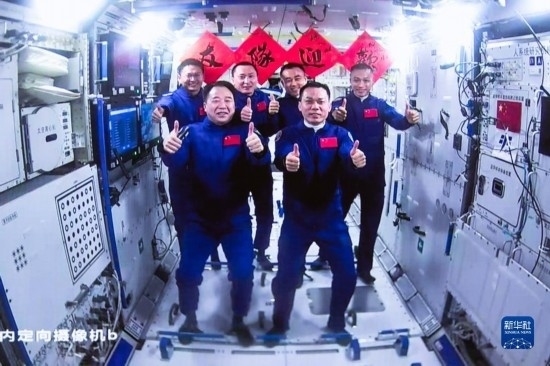 這是2023年10月26日在北京航天飛行控制中心拍攝的神舟十六號(hào)航天員乘組與神舟十七號(hào)航天員乘組“全家福”。 新華社發(fā)（韓啟揚(yáng) 攝）