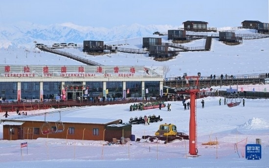 隨著新雪季的到來，那拉提國際滑雪場迎來眾多游客（(12月21日攝）。