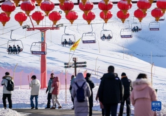 12月21日，那拉提國際滑雪場迎來眾多游客。
