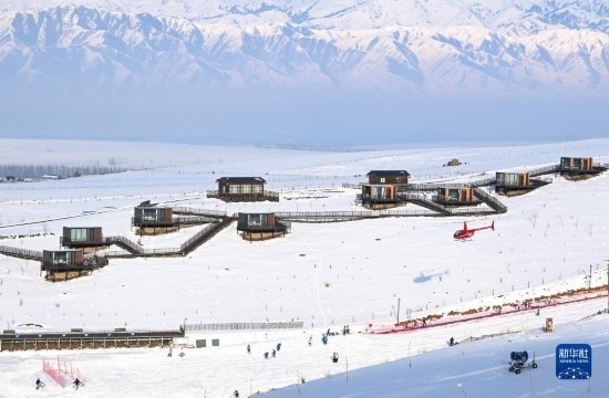 那拉提國際滑雪場旁新近落成的雪景星空民宿（12月21日攝）。