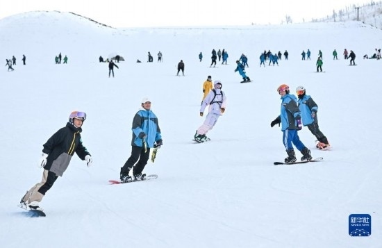 12月21日，游客在那拉提國際滑雪場滑雪。