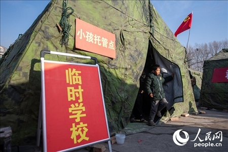 12月22日，在積石山縣大河家鎮(zhèn)大河村安置點，陸軍76集團軍某旅搭建的“臨時學校”成為小朋友的“加油站”。人民網(wǎng)記者 翁奇羽攝