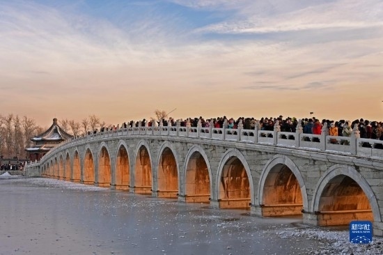這是12月22日拍攝的頤和園十七孔橋“金光穿洞”景象。