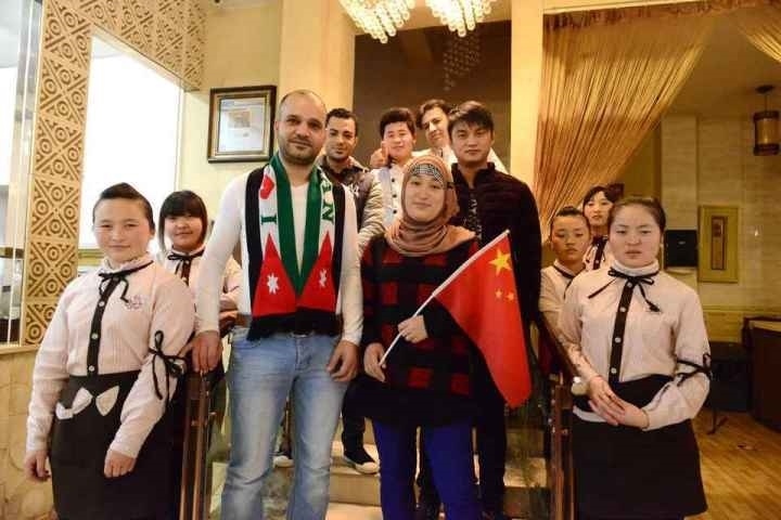 穆罕奈德夫婦與餐廳員工合影。共享聯(lián)盟·義烏 呂斌 攝