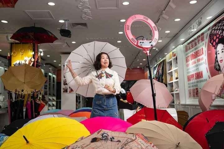 在義烏打拼了27年的商戶張吉英，正通過直播銷售雨傘。義烏市委宣傳部供圖