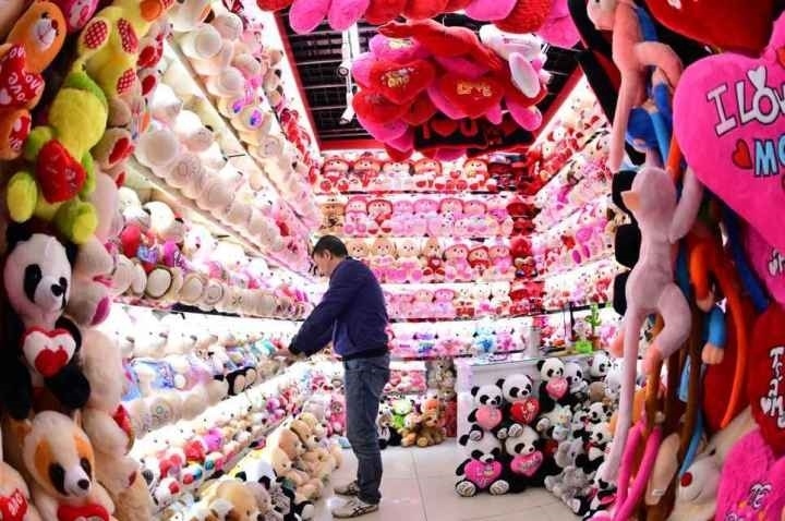 商戶在店鋪內整理毛絨玩具。共享聯(lián)盟·義烏 呂斌 攝