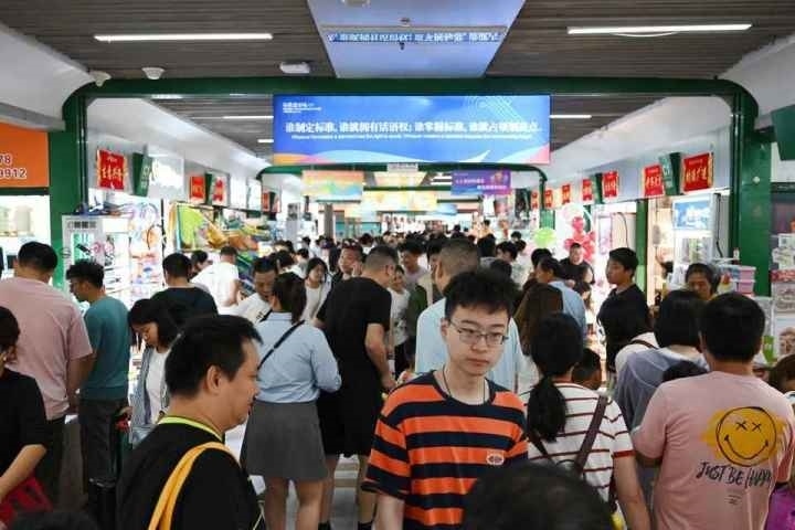 國慶長假期間，“世界超市”摩肩接踵。共享聯(lián)盟·義烏 吳峰宇 攝