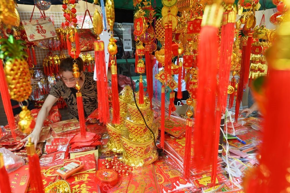 一名商販在泰國曼谷唐人街的攤位上擺放春節(jié)飾品。新華社發(fā)（拉亨攝）