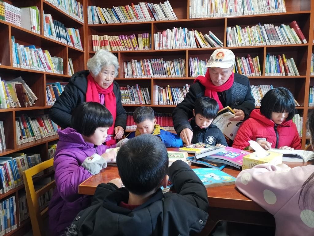 夏昭炎夫婦在譚家垅村的小書屋輔導(dǎo)小學(xué)生。（劉峰 攝）