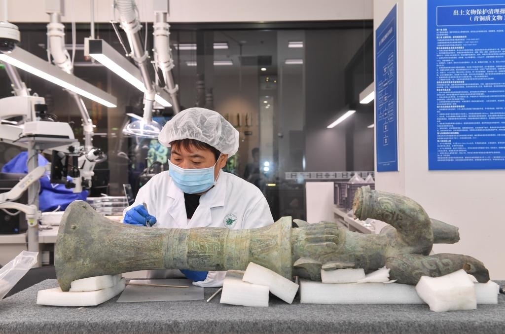 在三星堆博物館文物保護(hù)與修復(fù)館內(nèi)，工作人員在對文物進(jìn)行清理。新華社記者劉坤 攝