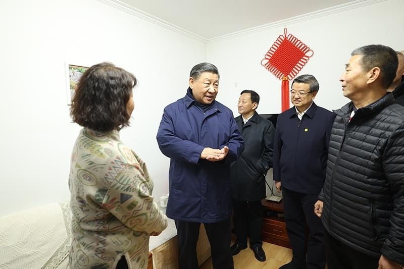 2023年11月10日，習近平總書記在河北保定涿州市永濟秀園小區(qū)居民董彩英家看望慰問。