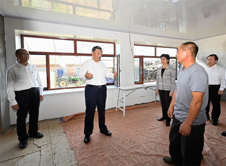 2023年9月7日，在遭受洪澇災害的黑龍江尚志市老街基鄉(xiāng)龍王廟村，習近平總書記走進村民楊春貴家中，察看受損房屋修繕情況。