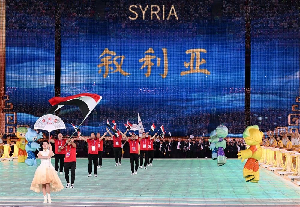 2023年9月23日，敘利亞代表團(tuán)在第19屆亞洲運(yùn)動(dòng)會(huì)開幕式上入場(chǎng)。新華社記者 程敏 攝