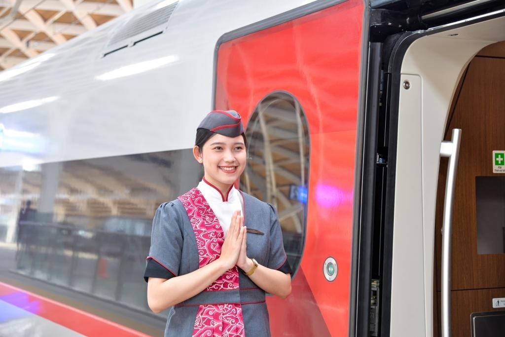 12月12日，乘務(wù)人員在印度尼西亞雅加達(dá)的哈利姆車站站臺(tái)歡迎乘坐雅萬(wàn)高鐵的乘客。新華社記者徐欽攝