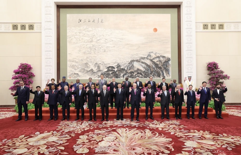 10月18日上午，國家主席習(xí)近平在北京人民大會(huì)堂出席第三屆“一帶一路”國際合作高峰論壇開幕式并發(fā)表題為《建設(shè)開放包容、互聯(lián)互通、共同發(fā)展的世界》的主旨演講。這是會(huì)前，習(xí)近平同出席高峰論壇的外國國家元首、政府首腦和國際組織負(fù)責(zé)人等國際貴賓集體合影。新華社記者 黃敬文 攝