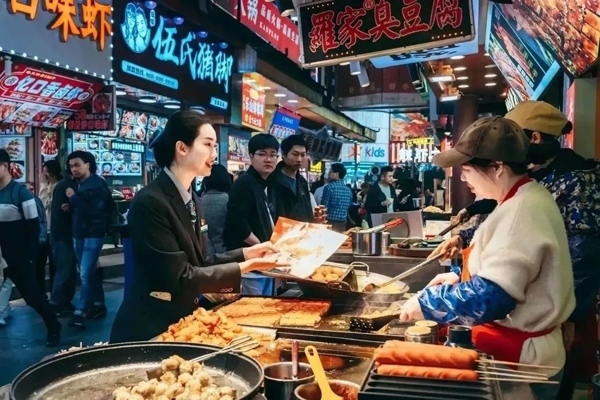 當(dāng)?shù)劂y行工作人員向個(gè)體經(jīng)營者介紹金融服務(wù)。受訪者供圖
