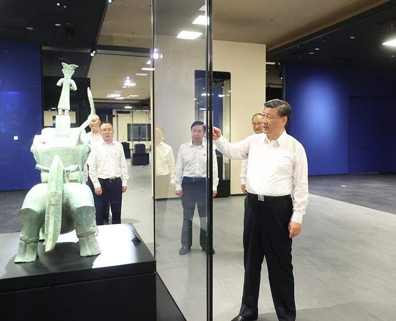 △2023年7月26日，習(xí)近平總書(shū)記在位于四川德陽(yáng)市廣漢市的三星堆博物館新館參觀。