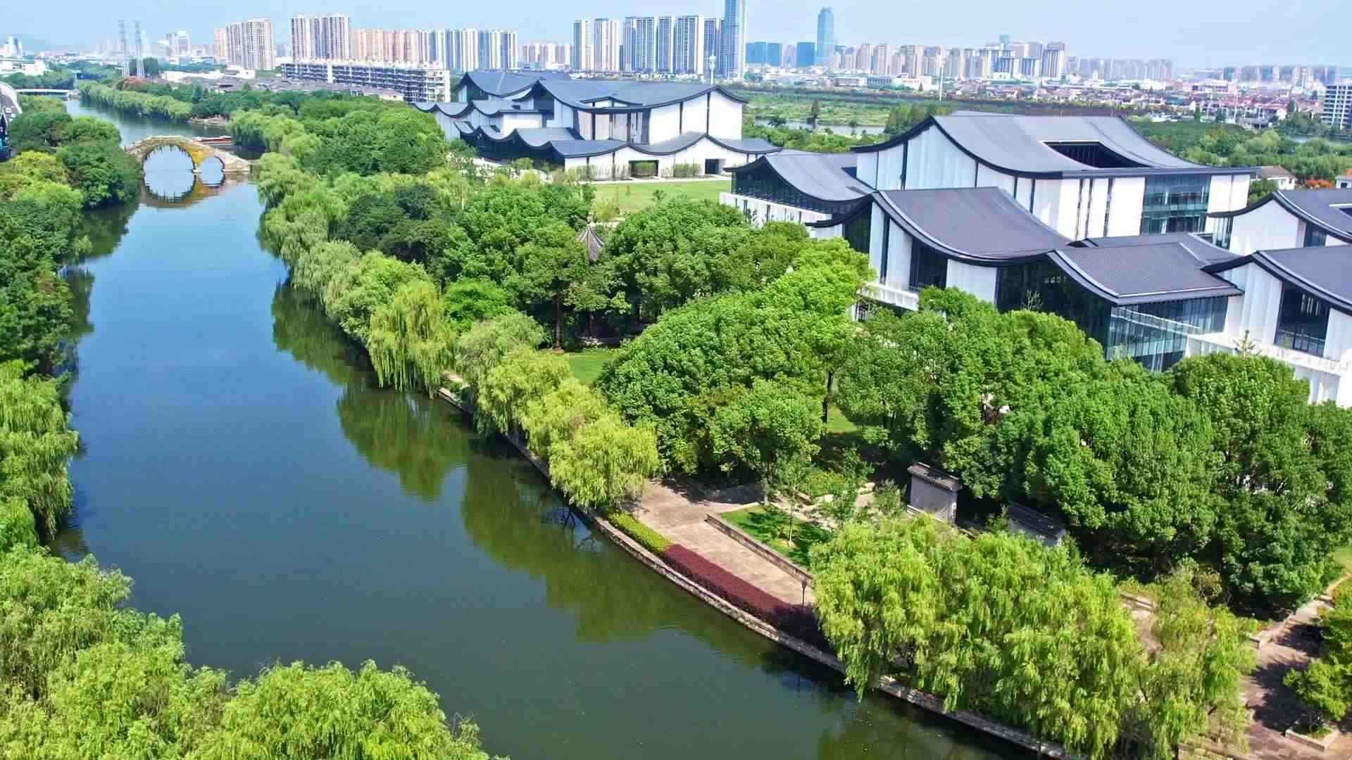 △浙東運(yùn)河。今年9月20日，習(xí)近平總書(shū)記來(lái)到浙東運(yùn)河文化園考察，強(qiáng)調(diào)“大運(yùn)河文化是中國(guó)優(yōu)秀傳統(tǒng)文化的重要組成部分，要在保護(hù)、傳承、利用上下功夫，讓古老大運(yùn)河煥發(fā)時(shí)代新風(fēng)貌”。
