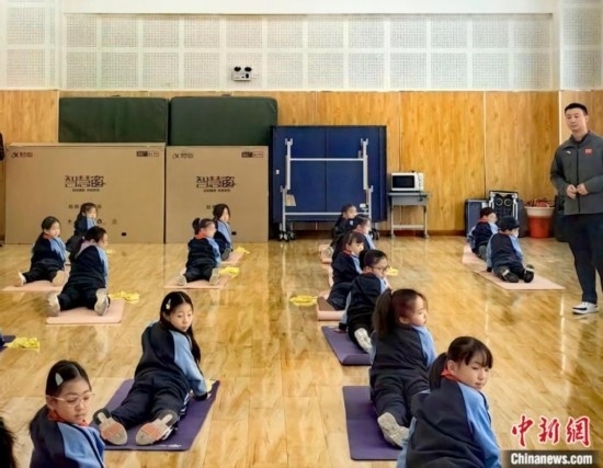 逸陽文思學(xué)校學(xué)生正在進(jìn)行運(yùn)動恢復(fù)矯正訓(xùn)練。<a target='_blank' href='/' ><p align=