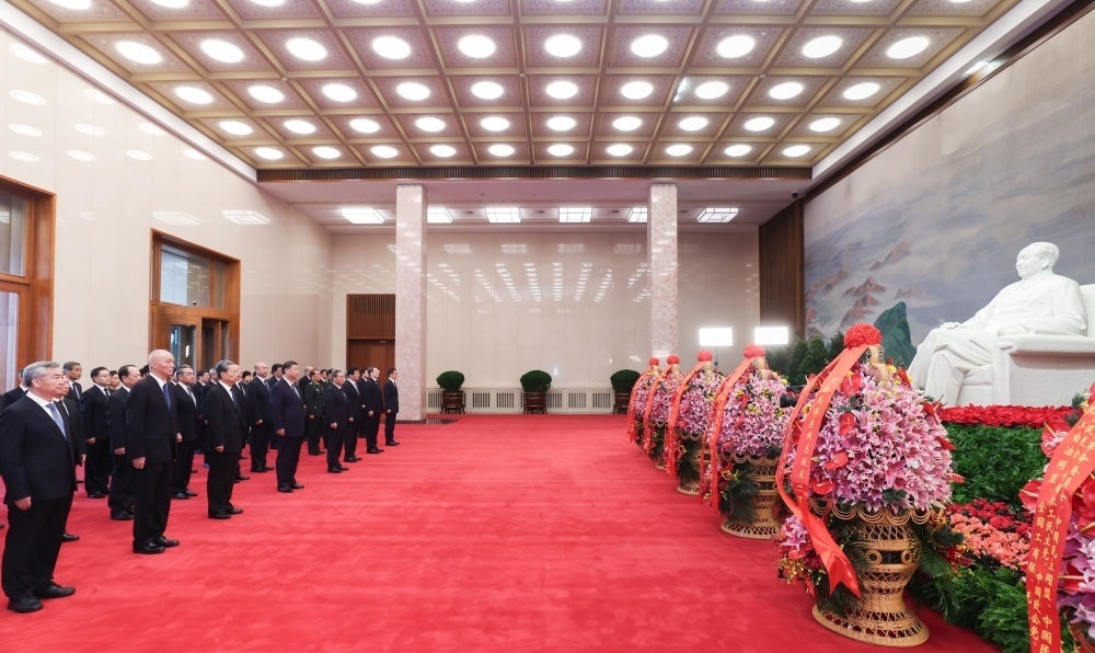 12月26日，中共中央在北京人民大會堂舉行紀念毛澤東同志誕辰130周年座談會。座談會前，習近平、李強、趙樂際、王滬寧、蔡奇、丁薛祥、李希、韓正等領(lǐng)導同志來到毛主席紀念堂瞻仰毛澤東同志遺容。
