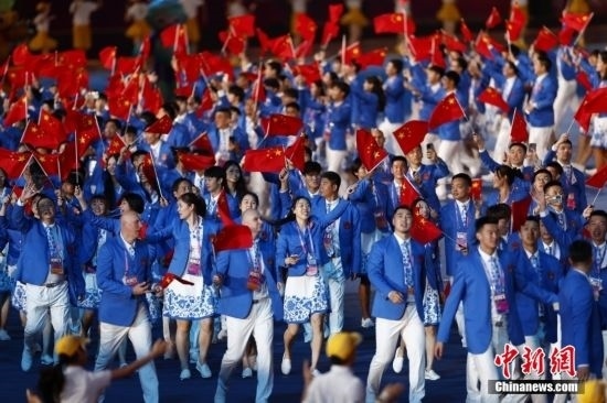 資料圖：9月23日，杭州第19屆亞運(yùn)會(huì)開(kāi)幕式舉行。中國(guó)代表團(tuán)身著星辰藍(lán)禮服驚艷亮相。<a target='_blank' href='/'><p align=