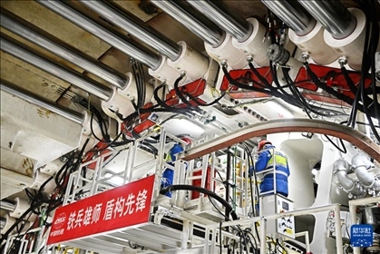 12月30日，中鐵十四局技術(shù)人員在盾構(gòu)掘進(jìn)開始前檢查“海天號(hào)”盾構(gòu)機(jī)。新華社記者 李紫恒 攝