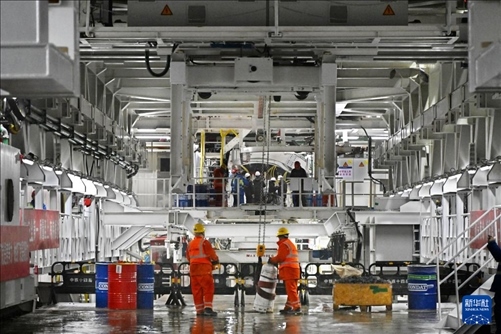 12月30日，建設(shè)者在青島膠州灣第二隧道工程南線主線隧道盾構(gòu)掘進(jìn)現(xiàn)場作業(yè)。新華社記者 李紫恒 攝