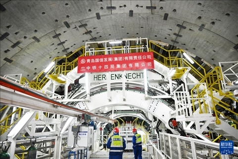 12月30日，中鐵十四局技術(shù)人員在盾構(gòu)掘進(jìn)開始前檢查“海天號(hào)”盾構(gòu)機(jī)。新華社記者 李紫恒 攝