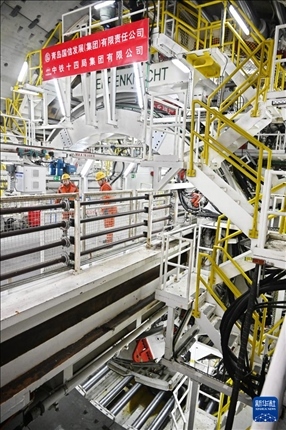 12月30日，建設(shè)者在青島膠州灣第二隧道工程南線主線隧道盾構(gòu)掘進(jìn)現(xiàn)場作業(yè)。新華社記者 李紫恒 攝