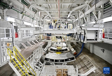 12月30日，建設(shè)者在青島膠州灣第二隧道工程南線主線隧道盾構(gòu)掘進(jìn)現(xiàn)場作業(yè)。新華社記者 李紫恒 攝