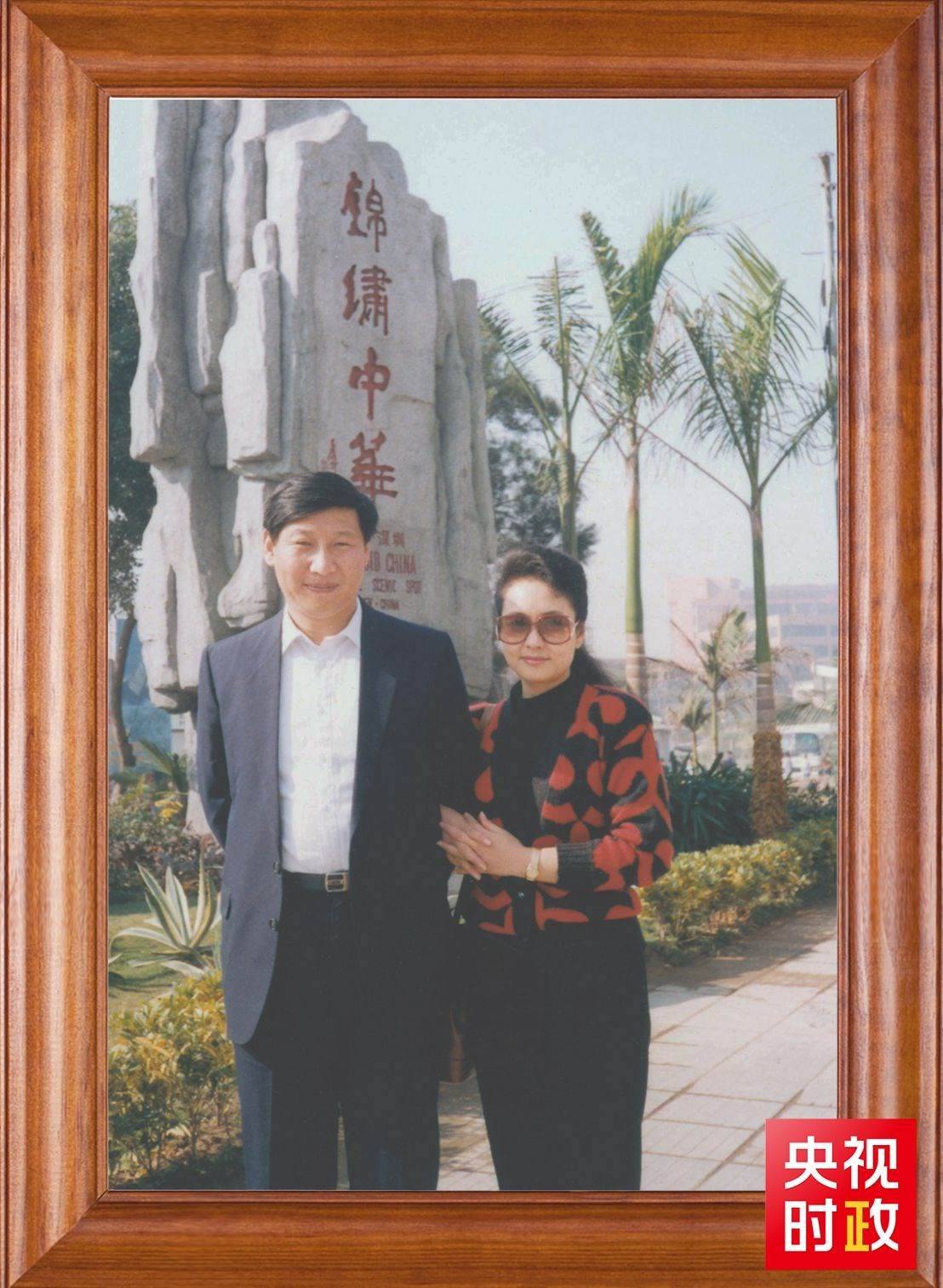 △這是習(xí)近平和夫人彭麗媛的合影。這張照片第一次出現(xiàn)在他的書架上。