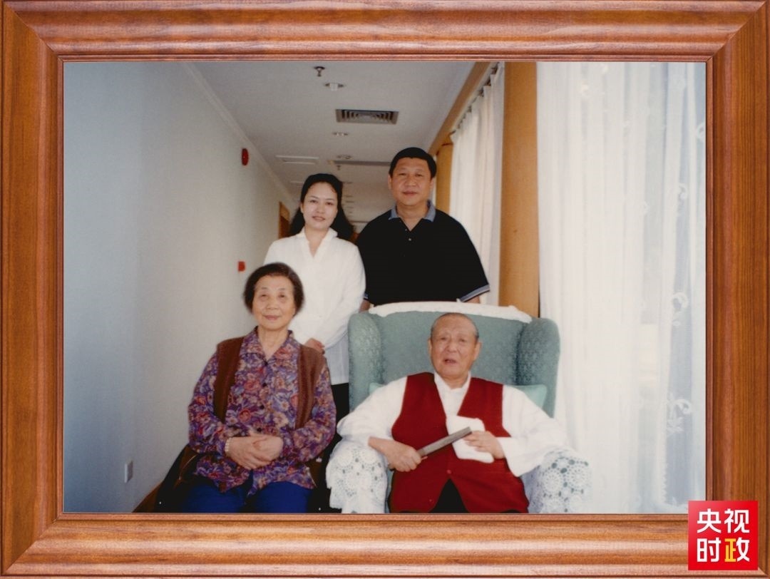 △這是習(xí)近平夫婦同父親習(xí)仲勛、母親齊心的合影。這張照片第一次出現(xiàn)在他的書架上。