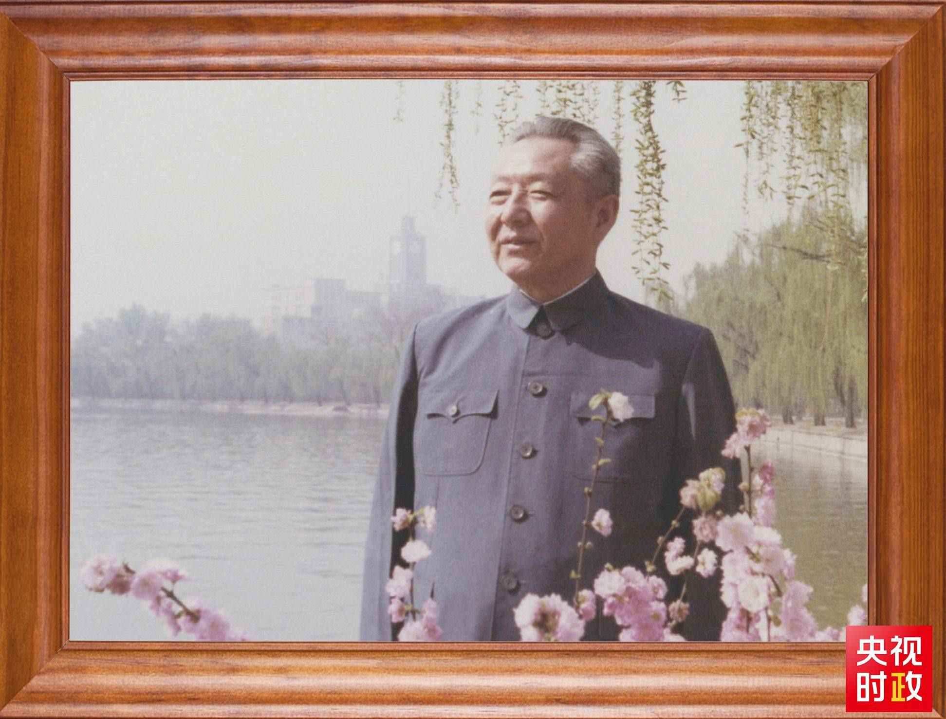 △這是習(xí)近平父親習(xí)仲勛同志的照片。2023年10月15日，是習(xí)仲勛同志誕辰110周年紀(jì)念日。這張照片第一次出現(xiàn)在他的書架上。
