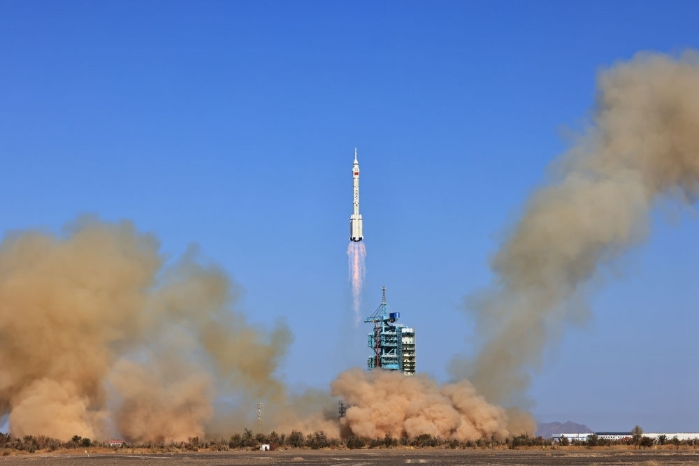 2023年10月26日，搭載神舟十七號(hào)載人飛船的長(zhǎng)征二號(hào)F遙十七運(yùn)載火箭在酒泉衛(wèi)星發(fā)射中心點(diǎn)火發(fā)射。新華社記者 李剛 攝