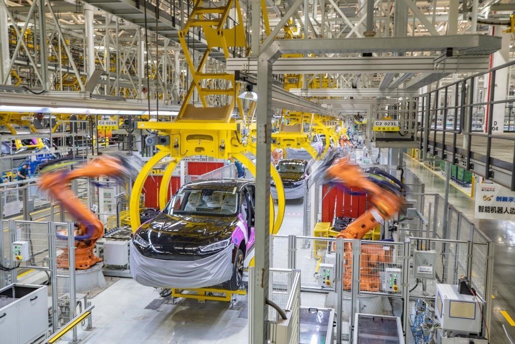 這是2023年8月29日拍攝的賽力斯汽車有限公司兩江智慧工廠作業(yè)現(xiàn)場。新華社記者 黃偉 攝