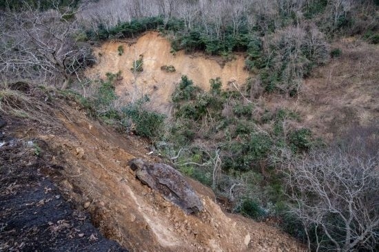  1月2日，在日本石川縣羽咋郡，地震引起山體滑坡。新華社記者張笑宇攝