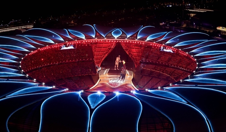 2023年9月23日，最后一棒火炬手汪順和數(shù)字火炬手在杭州亞運(yùn)會(huì)開幕式上點(diǎn)燃主火炬。新華社記者 程婷婷 攝