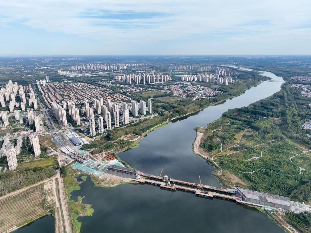 2023年10月拍攝的跨潮白河大橋施工現(xiàn)場。 新華社記者 邢廣利 攝