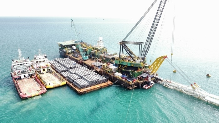 印尼拉維拉維項目52英寸海管拖拉頭準(zhǔn)確抵達(dá)登陸點。主辦方供圖