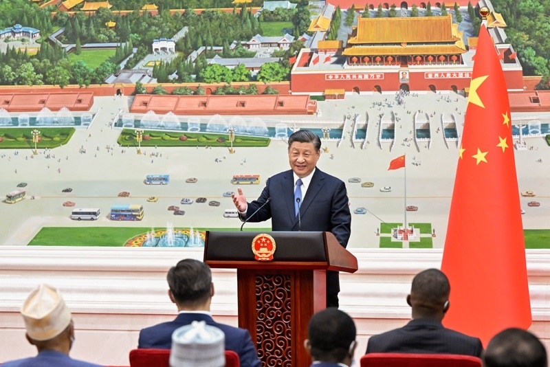 2023年4月24日，國家主席習(xí)近平在北京人民大會(huì)堂接受70位駐華大使遞交國書。這是遞交國書儀式結(jié)束后，習(xí)近平在北京廳對(duì)使節(jié)發(fā)表集體講話。